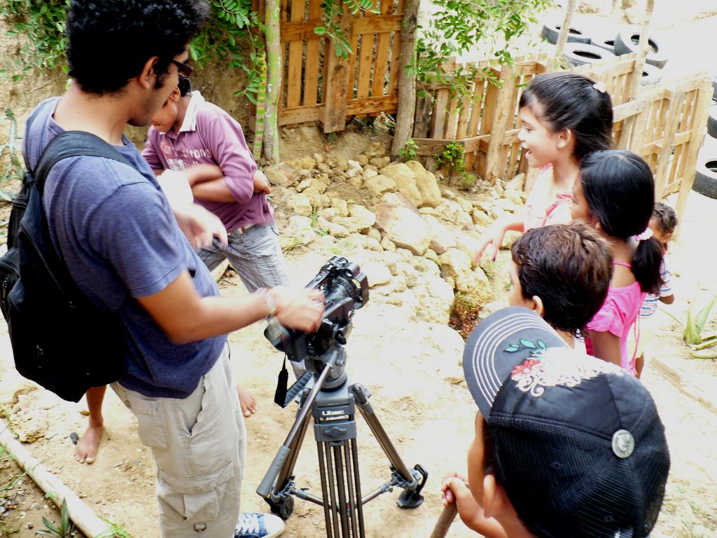 andres-grabando-ninos-1024×768.jpg